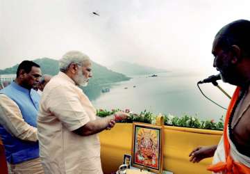 PM offers prayers to Narmada River during inauguration of Sardar Sarovar Dam