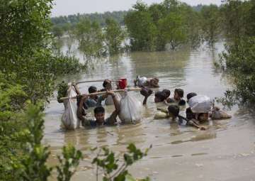 5 drown after boat carrying 35 Rohingya Muslims capsises in Bay of Bengal 