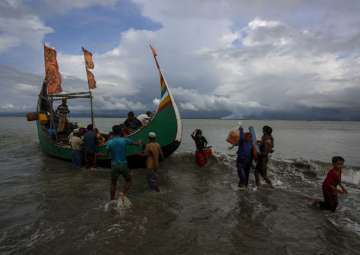 Rohingya refugees arrive at Shah Porir Dwip in Dakhinpara ofBangladesh