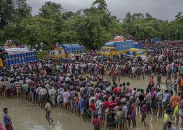 Rohingyas collecting food aid near Kutupalong refugee camp