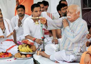 Mohan Bhagwat offers prayers to Ganga in Haridwar 