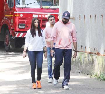 Aishwarya Rai Bachchan and Abhishek spotted at Bandra after fire breaks out