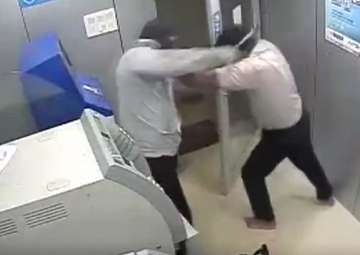 Video: Hit by hammer many times, security guard of an ATM foils robbery attempt