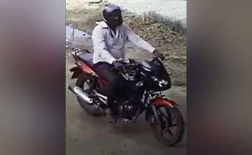  SIT releases enlarged picture of bike-borne suspect
