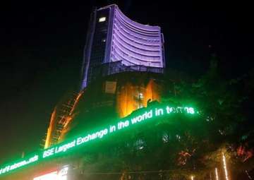 Sensex falls 92 points to close below 33,000 on inflation worries 