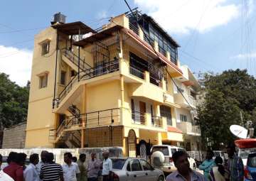 I-T officials outside the residence of AIADMK Karnataka chief V Pugazhendi in Bengaluru on Nov 9