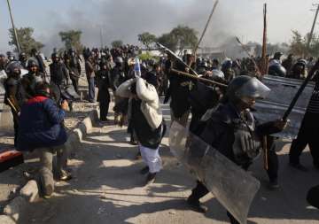 Pakistan: 6 killed, over 200 injured in police clash with Islamist protesters