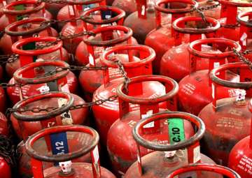After Rs 76.5/cylinder hike, oil companies skip LPG price revision 