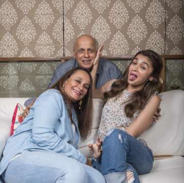 Mahesh Bhatt, Alia Bhatt and Soni Razdan in a frame
