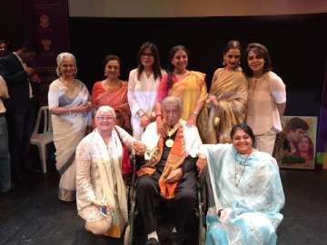 Shashi Kapoor with his actresses 