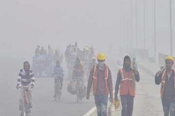Delhi wakes up to cold morning, fog affects train service