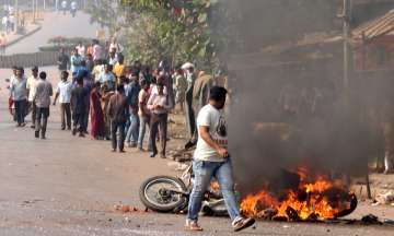 Maharashtra bandh called by Dalit groups witnessed sporadic violence in shape of road blocks, train disruptions and clashes with police