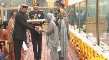 President Ram Nath Kovind conferring the award to Nirala's wife 