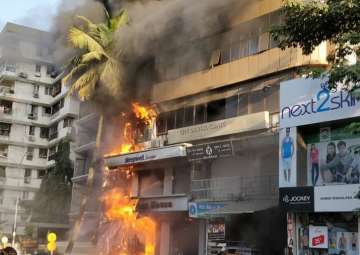 Massive fire breaks out at shopping center in Surat, 6 fire tenders on spot 