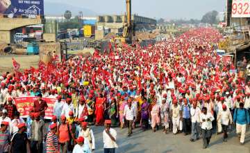 Maharashtra: 30,000 farmers marching for loan-waiver reach Thane, Mumbai braces for traffic jams