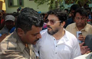 Asansol: Union Minister Babul Supriyo being stopped by police from entering Asansol in Burdwan district of West Bengal on Thursday.