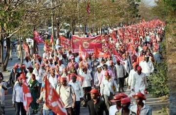 Farmers of All Indian Kisan Sabha (AIKS) march from Nashik to Mumbai to gherao Vidhan Bhawan 