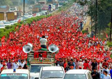 Farmers of All Indian Kisan Sabha (AIKS) march from Nashik to Mumbai to gherao Vidhan Bhawan on March 12, demanding a loan waiver, in Thane on Saturday.