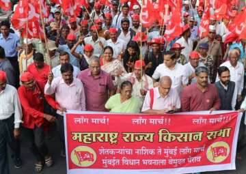 Maharashtra: Farmers continue Nashik to Mumbai march demanding loan waiver, to gherao Assembly on March 12