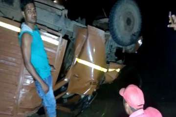 The mini-truck fell off the Jogdaha bridge near Amelia in Bahri police station area of the district.