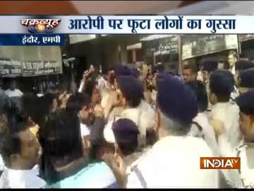 Angry mob thrashes accused outside court