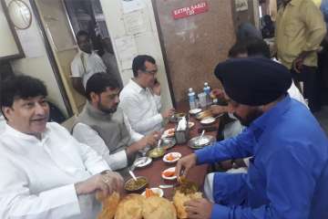 Photo of Congress leaders eating at a Delhi restaurant tweeted by BJP leader Harish Khurana?