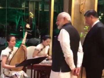 Modi-Jinping enjoy Bollywood rendition in Wuhan