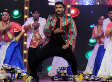 Ranveer, Katrina and Shraddha perform in New Delhi