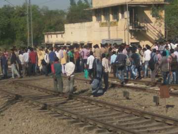 One dead after train arrives at wrong platform in UP's Harauni railway station; angry mob threatens to set track on fire