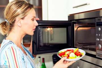 Here’s why you should avoid heating food in microwave 