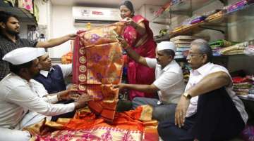 The dabbawalas bought "pheta" (turban) for the groom and a saree for the bride.
