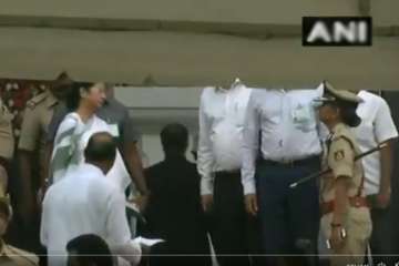 Mamata Banerjee at HD Kumaraswamy's swearing-in ceremony in Bengaluru