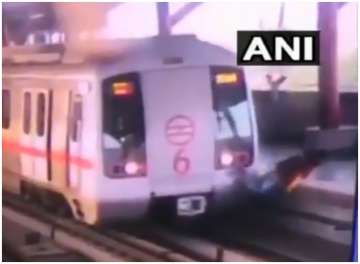 Man escapes death at Delhi Metro