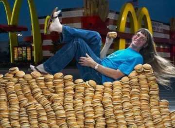 man breaks world record by eating 30,000 macs