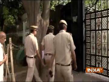 Delhi Police reaches Kejriwal's house