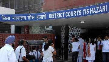 Minor shoots at undertrial at Delhi's Tis Hazari court, apprehended