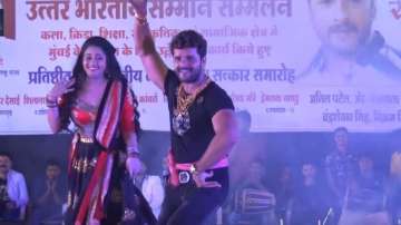 Video: Khesari Lal Yadav sets the stage on fire with Ritu singh