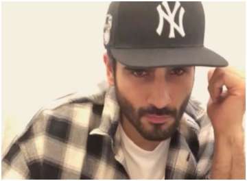 TV actor Karan Tacker flaunts his beard in complete style in this video