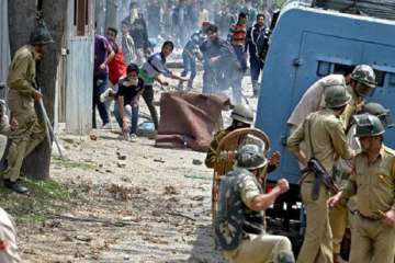 Srinagar stone pelting