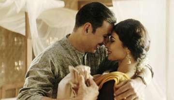 Akshay Kumar, Mouni Roy ooze romance in Gold song Naino Ne Baandhi first look