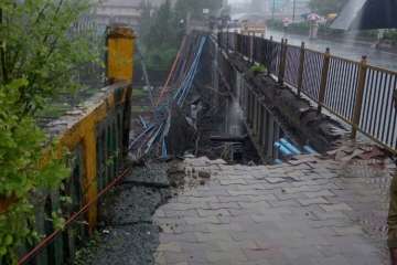 Part of foot overbridge collapses at Andheri railway station