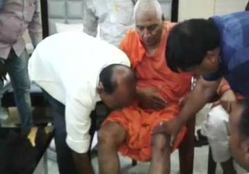 Swami Agnivesh allegedly thrashed by ABVP, BJP Yuva Morcha workers, demands strict action