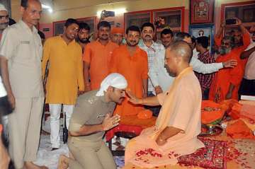 Cop kneels down before Yogi Adityanath