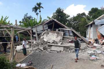 At least 14 people were killed and over 160 others injured after a strong earthquake struck Indonesia’s Lombok island, which is not far from the tourist destination of Bali.
?