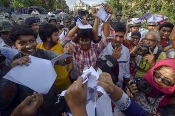 ?
?
?Members of SFI tear copies of mark sheets as they take part in a protest rally against the state government over alleged corruption in college and university admissions, in Kolkata on Saturday.
