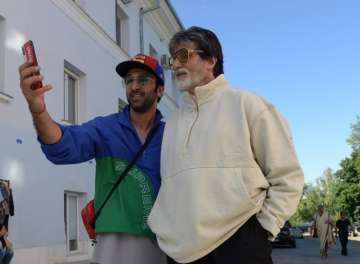 Ranbir Kapoor and Amitabh Bachchan clicking selfies