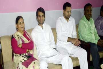 Tej Pratap Yadav (centre) with mothe Rabri Devi and brother Tejashwi Yadav.