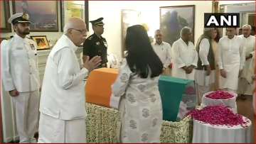 Lal Krishna Advani pays tribute to Vajpayee at his residence