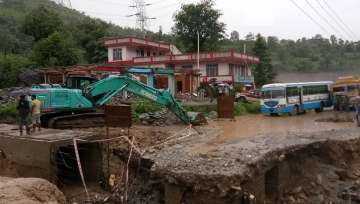 Himachal Pradesh:?A landslide has occurred in Banala area in Mandi on National Highway-3 following heavy rains.