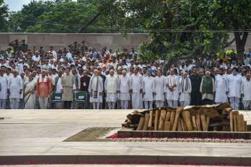 Top leaders, foreign dignitaries bid emotional farewell to Vajpayee 